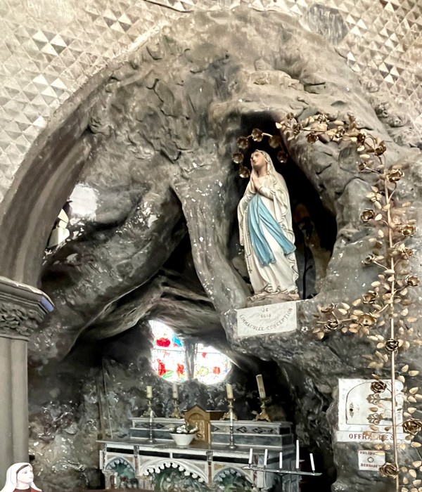 La grotte de Lourdes de l'église de Wirwignes